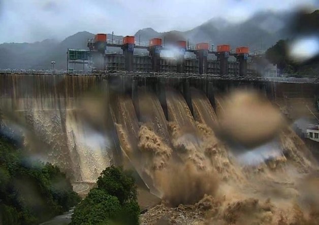 본문 이미지 - 지난해 여름 괴산댐 월류 모습.(자료사진)/뉴스1