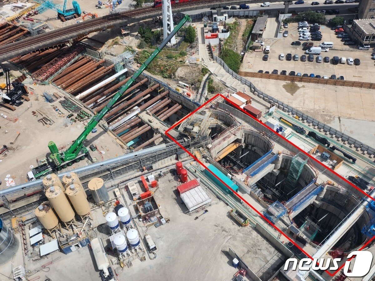 본문 이미지 - 템스강을 지나는 실버타운 하저터널 공사 현장에 설치된 아치형 구조물(붉은 색으로 표시) .SK에코플랜트 엔지니어 아이디어로 설치됐다. ⓒ News1 전준우 기자