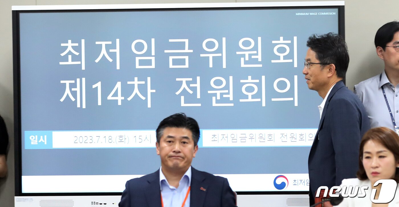 본문 이미지 - 18일 오후 세종시 정부세종청사 최저임금위원회 회의실에서 열린 제14차 전원회의에 박준식 위원장(오른쪽)이 참석하고 있다. 2023.7.18/뉴스1 ⓒ News1 김기남 기자