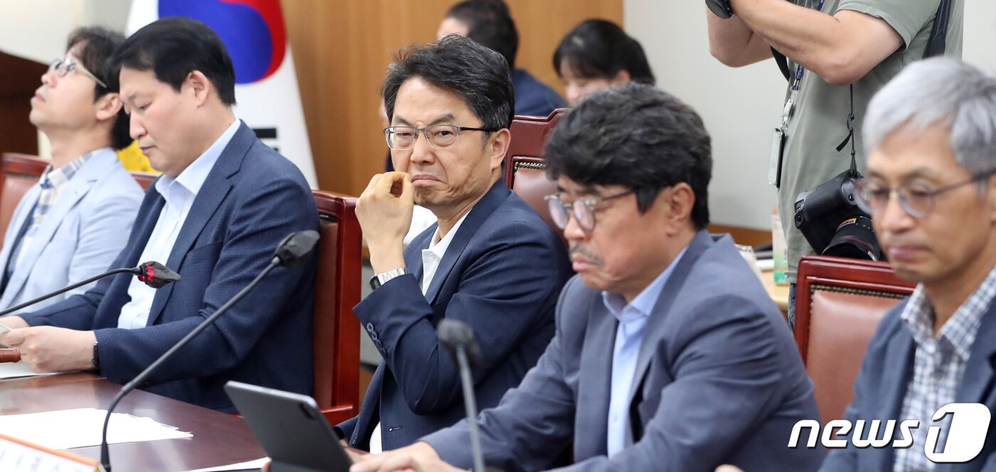 본문 이미지 - 18일 오후 세종시 정부세종청사 최저임금위원회 회의실에서 열린 제14차 전원회의에서 박준식 위원장(가운데)이 마지막 심의를 위한 회의를 시작하며 씁쓸한 표정을 짓고 있다. 2023.7.18/뉴스1 ⓒ News1 김기남 기자