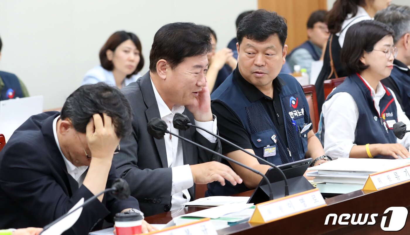 본문 이미지 - 18일 오후 세종시 정부세종청사 최저임금위원회 회의실에서 열린 제14차 전원회의에서 류기정 사용자위원( 한국경영자총협회 전무,왼쪽)과 류기섭 근로자위원(한국노총 사무총장, 오른쪽)이 회의에 앞서 이야기를 나누고 있다. 2023.7.18/뉴스1 ⓒ News1 김기남 기자