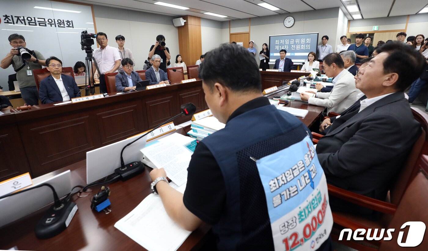 본문 이미지 - 18일 오후 세종시 정부세종청사 최저임금위원회 회의실에서 열린 제14차 전원회의에서 류기섭 근로자위원(한국노총 사무총장, 오른쪽)이 모두발언을 하고 있다. 2023.7.18/뉴스1 ⓒ News1 김기남 기자