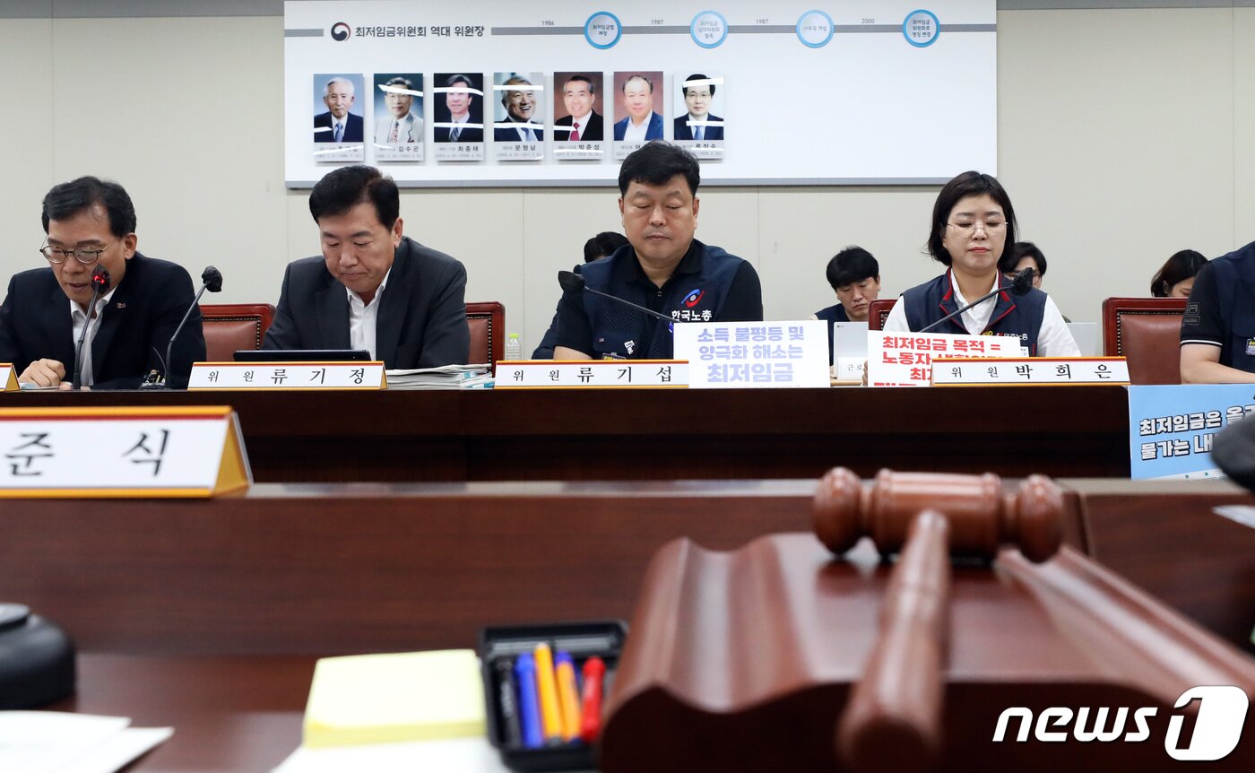 본문 이미지 - 18일 오후 세종시 정부세종청사 최저임금위원회 회의실에서 열린 제14차 전원회의에서 류기정 사용자위원( 한국경영자총협회 전무,왼쪽 두번째)이 류기섭 근로자위원(한국노총 사무총장, 오른쪽 두번째)의 모두발언을 듣고 있다. 2023.7.18/뉴스1 ⓒ News1 김기남 기자