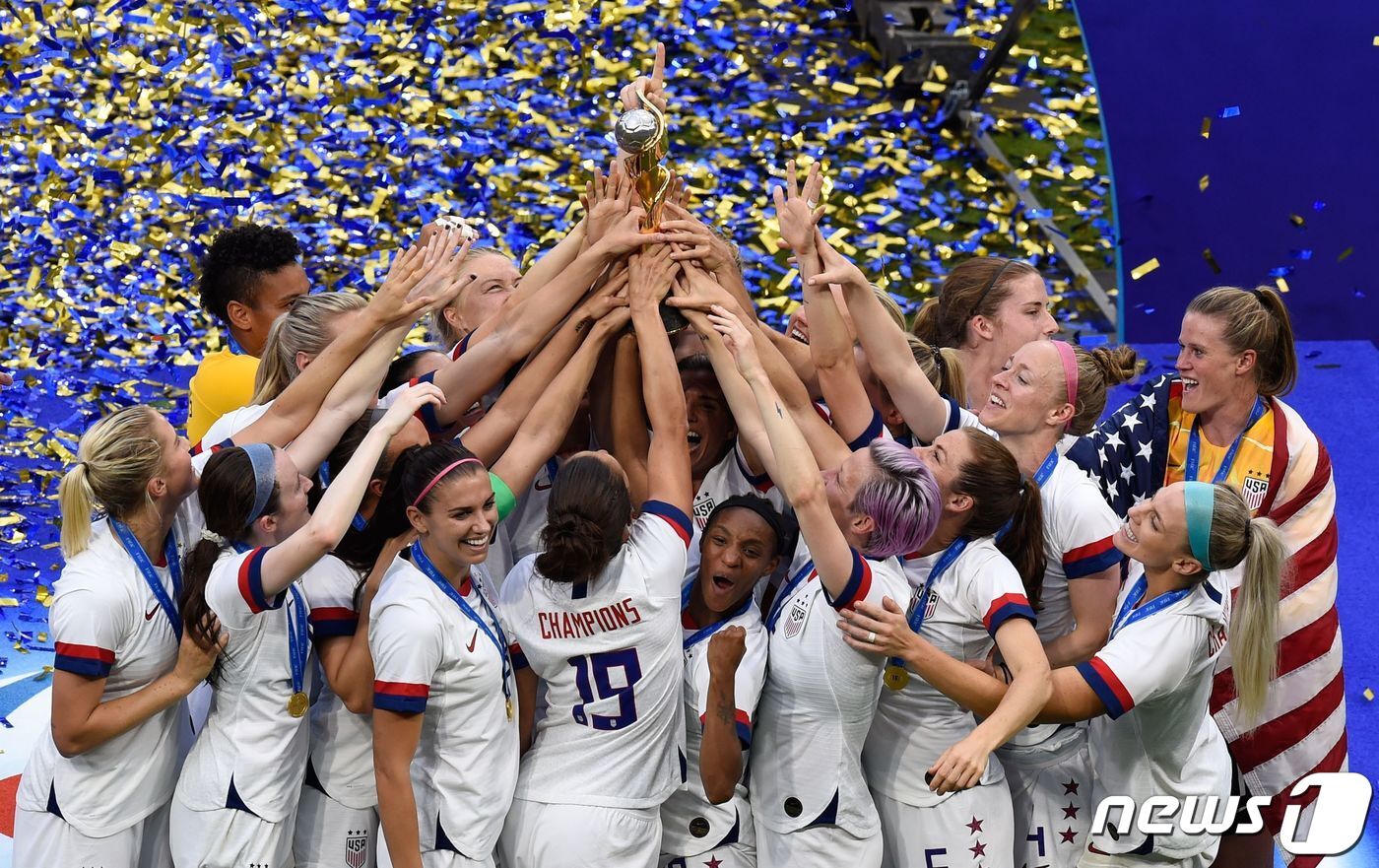 본문 이미지 - 2019년 여자 월드컵 정상에 올랐던 미국. ⓒ AFP=뉴스1