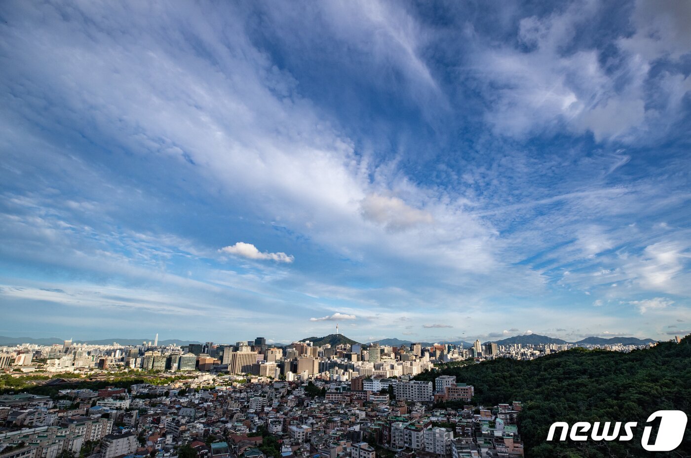 본문 이미지 - 장마가 소강상태를 보인 18일 서울 종로구 북악스카이웨이에서 바라본 하늘이 파랗게 보이고 있다. 2023.7.18/뉴스1 ⓒ News1 이재명 기자