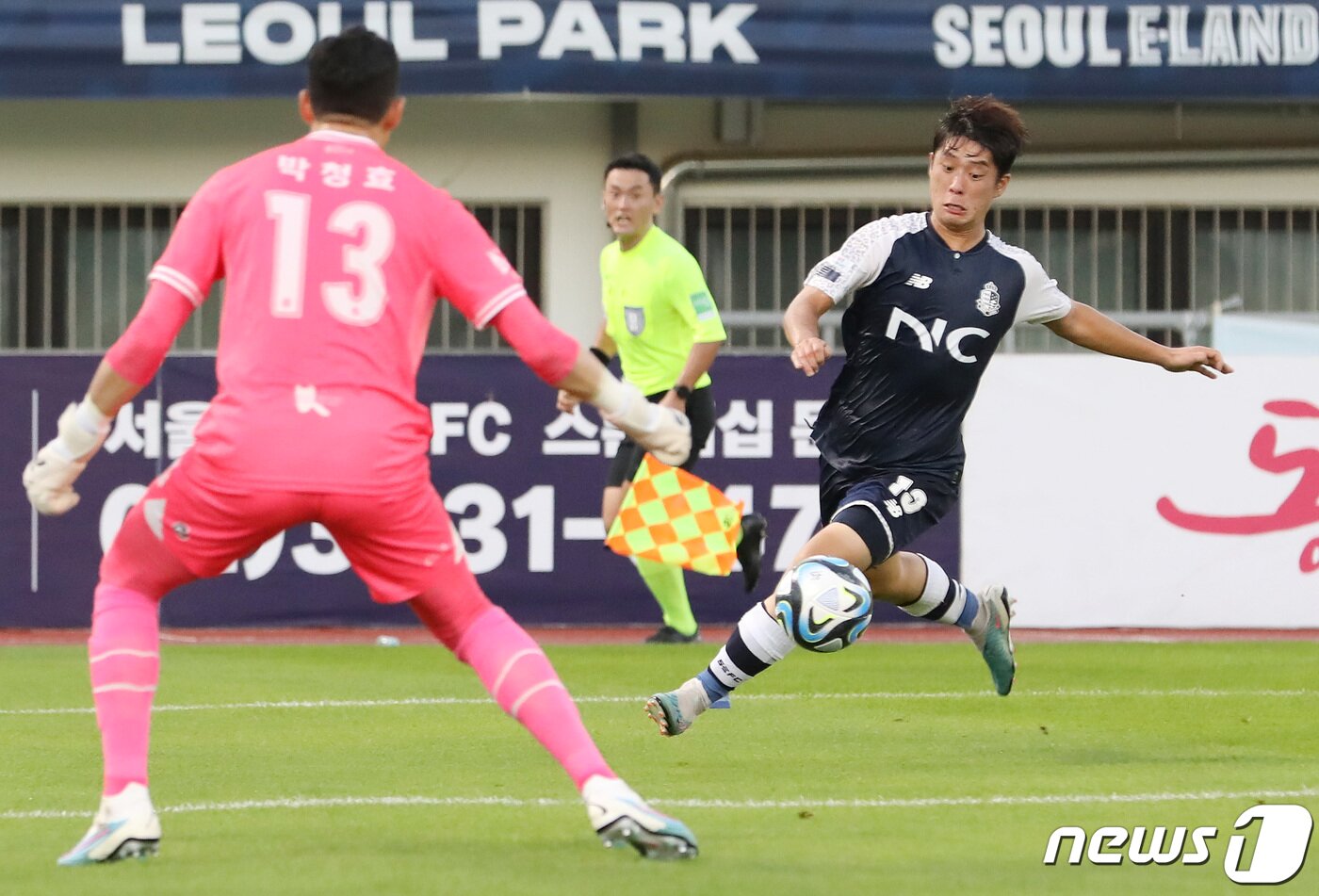 본문 이미지 - 18일 오후 서울 양천구 목동종합운동장에서 열린 2023 하나원큐 K리그2 22라운드 서울 이랜드FC와 김포FC의 경기에서 이랜드 차승현이 슛을 하고 있다. 2023.7.18/뉴스1 ⓒ News1 김민지 기자