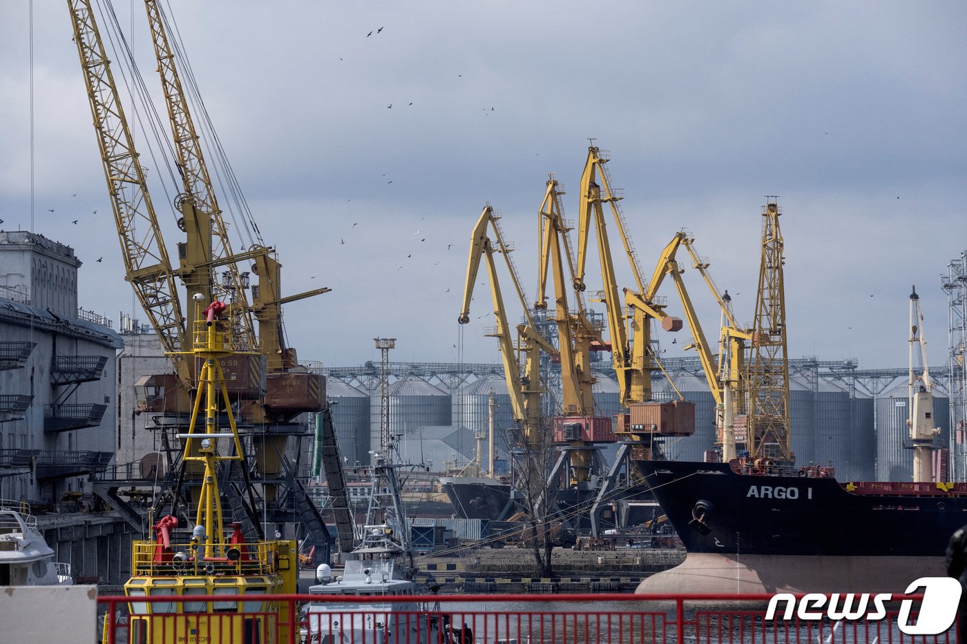 본문 이미지 - 흑해와 맞닿은 우크라이나 남부 오데사 항구에 곡물 저장 시설과 대형 선박이 자리한 모습. 2023.4.10. ⓒ 로이터=뉴스1 ⓒ News1 김성식 기자