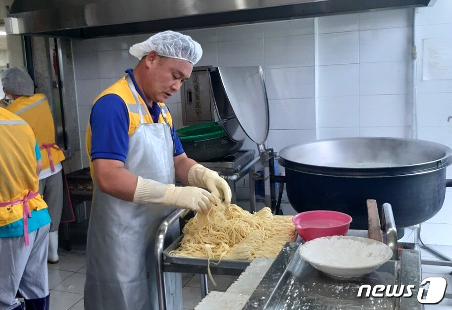 본문 이미지 - 현민우 아성산업개발 대표가 자장면 나눔 봉사를 하고 있다. &#40;행복누리재단 제공. 재판매 및 DB금지&#41; 2023.7.18/뉴스1 ⓒ News1 김기태 기자