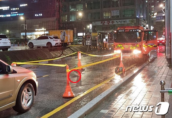 부산에 나흘째 호우경보가 발효 중인 18일 오후 부산 해운대구 한 도로에 싱크홀이 발생해 소방당국이 접근을 통제하고 있다. &#40;부산소방재난본부 제공&#41; 2023.7.18/뉴스1 ⓒ News1 윤일지 기자