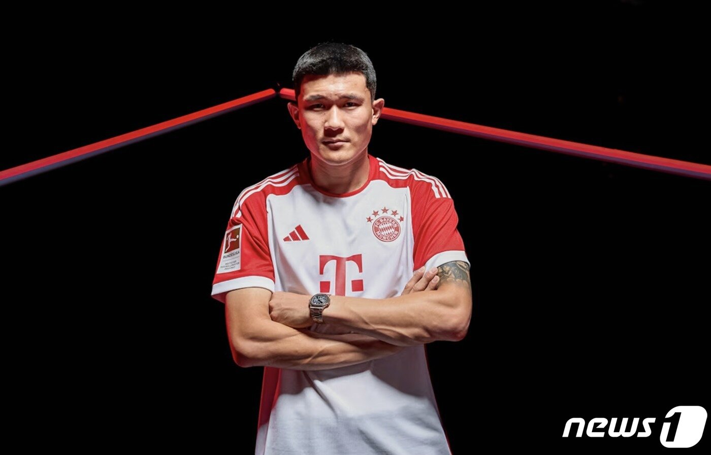 본문 이미지 - 한국 국가대표팀 수비수 김민재가 독일 분데스리가 전통의 명가 바이에른 뮌헨(독일)에 공식 입단했다. 뮌헨은 19일(한국시간) 홈페이지를 통해 "한국인 센터백 김민재와 2028년 6월30일까지 5년 계약을 완료했다＂고 밝혔다. (바이에른 뮌헨 구단 홈페이지 캡처) 2023.7.19/뉴스1