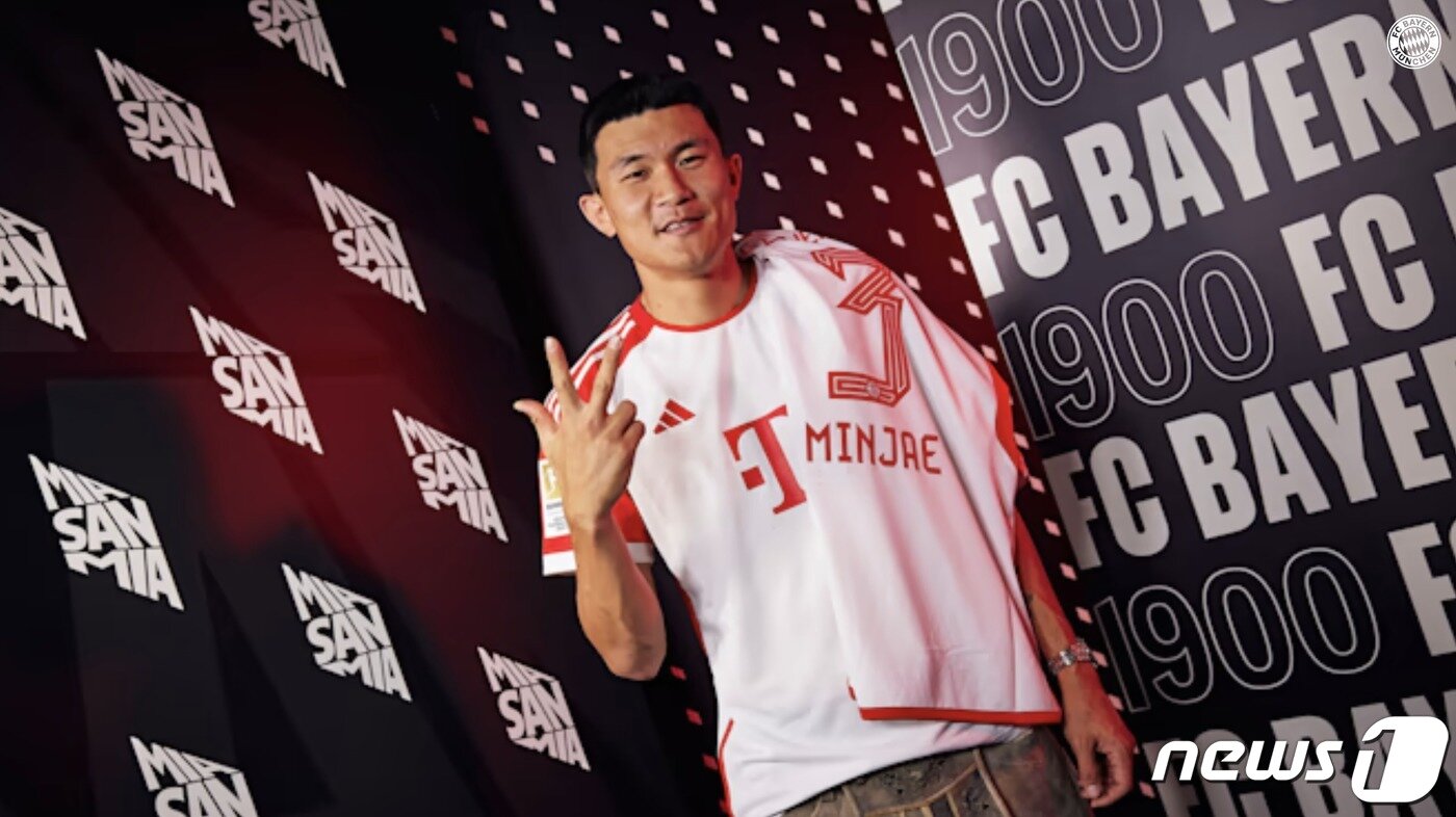 본문 이미지 - 한국 국가대표팀 수비수 김민재가 독일 분데스리가 전통의 명가 바이에른 뮌헨(독일)에 공식 입단했다. 뮌헨은 19일(한국시간) 홈페이지를 통해 "한국인 센터백 김민재와 2028년 6월30일까지 5년 계약을 완료했다＂고 밝혔다. (바이에른 뮌헨 구단 홈페이지 캡처) 2023.7.19/뉴스1