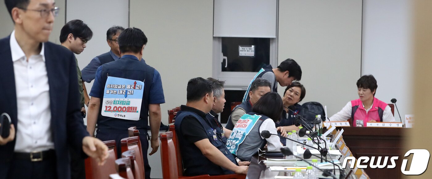 본문 이미지 - 19일 오전 세종시 정부세종청사 최저임금위원회 회의실에서 열린 제15차 전원회의에서 근로자위원들이 머리를 맞데고 막판까지 팽팽한 협상을 이어가고 있다.2024년도 최저임금은 9,860 원으로 2..5% 상승된 금액으로 결정 되었다. 2023.7.19/뉴스1 ⓒ News1 김기남 기자
