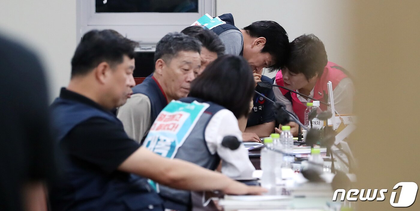 본문 이미지 - 19일 오전 세종시 정부세종청사 최저임금위원회 회의실에서 열린 제15차 전원회의에서 근로자위원들이 머리를 맞데고 막판까지 팽팽한 협상을 이어가고 있다.2023.7.19/뉴스1 ⓒ News1 김기남 기자