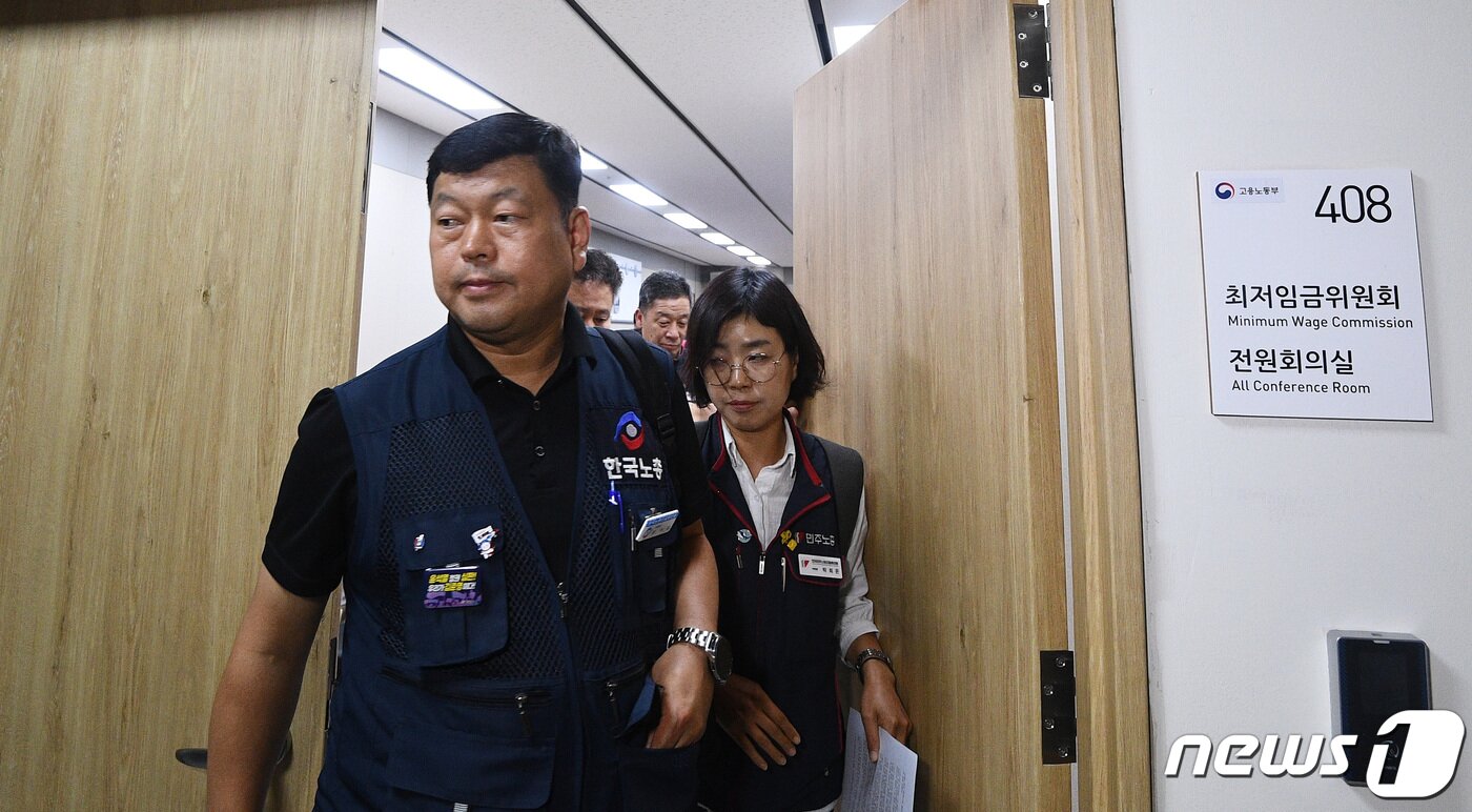 본문 이미지 - 19일 오전 정부세종청사 최저임금위원회 회의실에서 열린 제15차 전원회의에 참석한 근로자위원들이 2024년 최저임금이 9,860원으로 결정된 것에 반발하며 투표를 마친 뒤 회의장을 나서고 있다.2023.7.19/뉴스1 ⓒ News1 김기남 기자