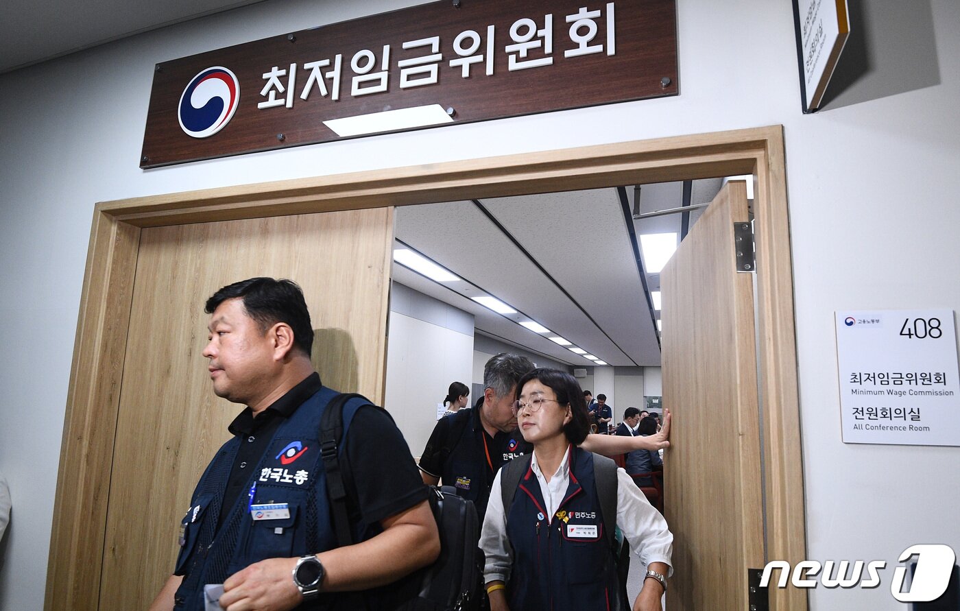 본문 이미지 - 19일 오전 정부세종청사 최저임금위원회 회의실에서 열린 제15차 전원회의에 참석한 근로자위원들이 2024년 최저임금이 9, 860원으로 결정된 것에 반발하며 투표를 마친 뒤 회의장을 나서고 있다. 2023.7.19/뉴스1 ⓒ News1 김기남 기자