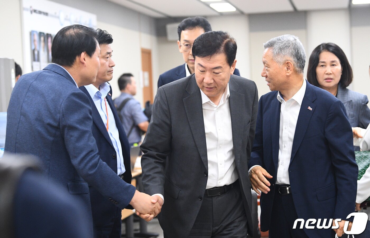 본문 이미지 - 류기정 한국경영자총협회 전무(가운데)가 19일 오전 정부세종청사 최저임금위원회 회의실에서 열린 제15차 전원회의를 마친 뒤 사용자위원들과 악수를 하며 회의장을 나서고 있다. 이날 회의에서 2024년 최저임금은 전년도보다 2.5% 인상된 9,860원으로 결정됐다. 2023.7.19/뉴스1 ⓒ News1 김기남 기자
