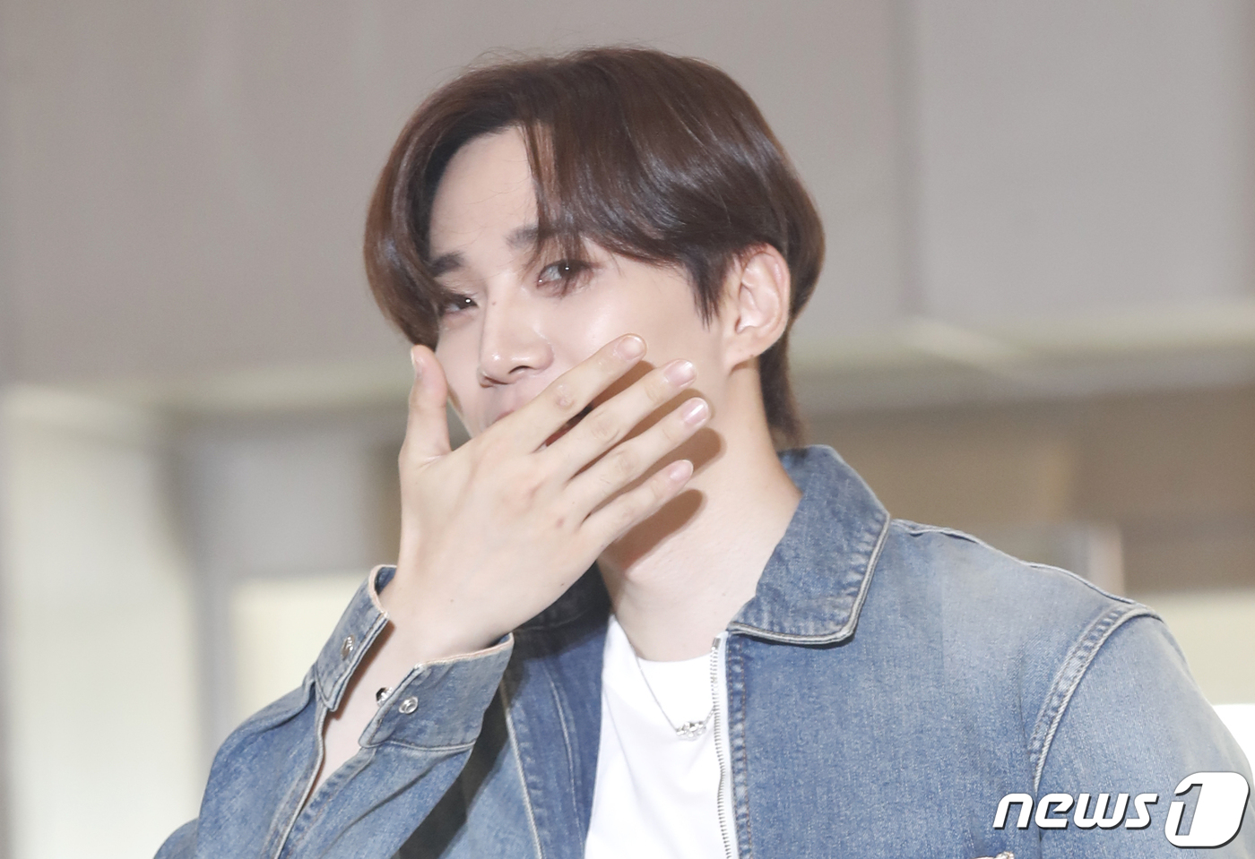 (김포공항=뉴스1) 권현진 기자 = 2PM 준호(본명 이준호)가 해외 일정을 위해 19일 오전 김포국제공항을 통해 일본으로 출국하고 있다.최근 이준호는 소녀시대 임윤아와 열애설이 …