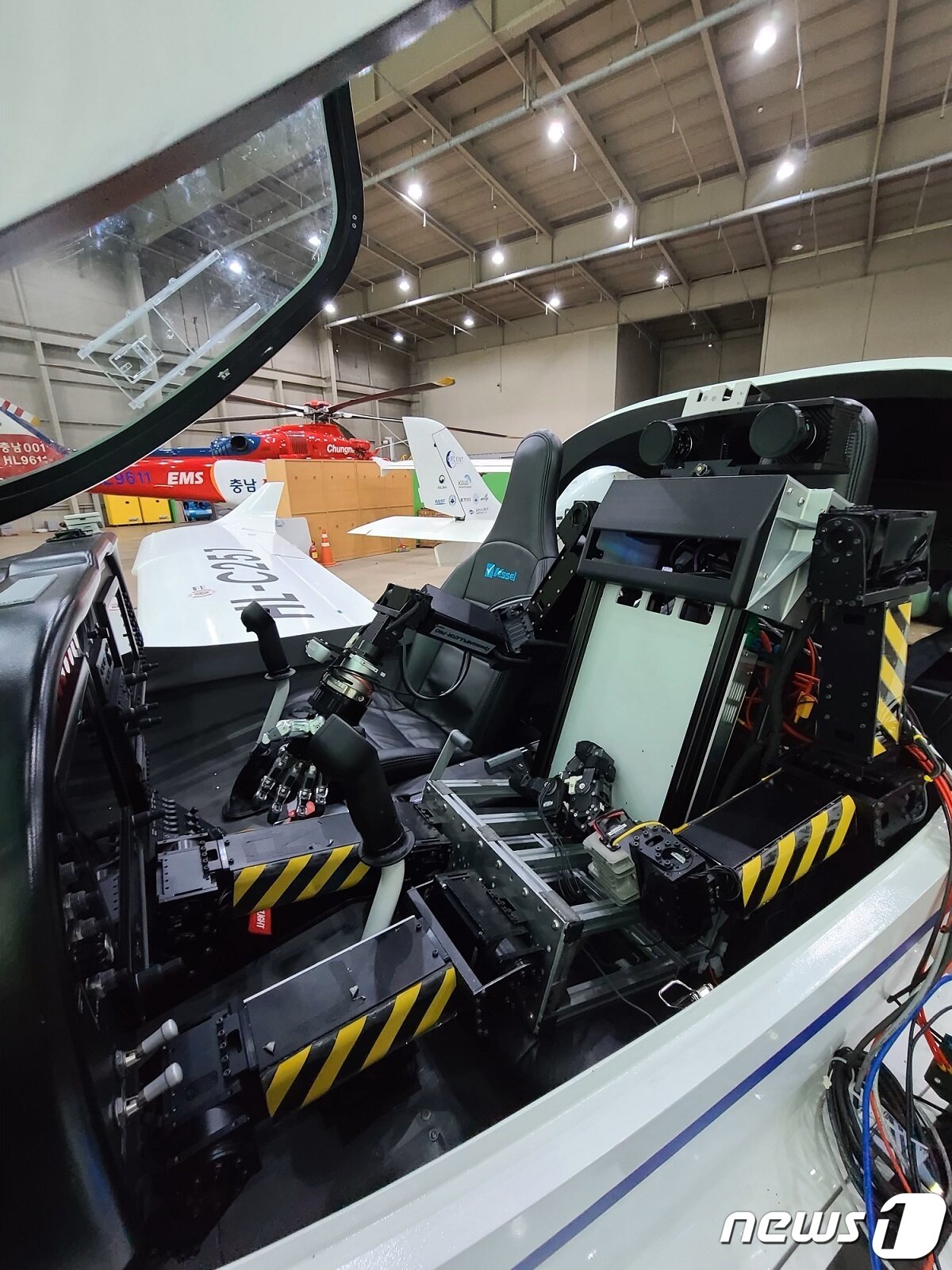 본문 이미지 - 국내 최초 경항공기 KLA-100에 탑승한 파이봇(KAIST 제공)/뉴스1