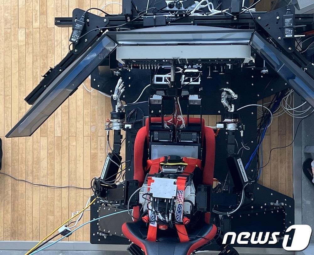 본문 이미지 - 비행시뮬레이터에 탑승한 파이봇(KAIST 제공)/뉴스1