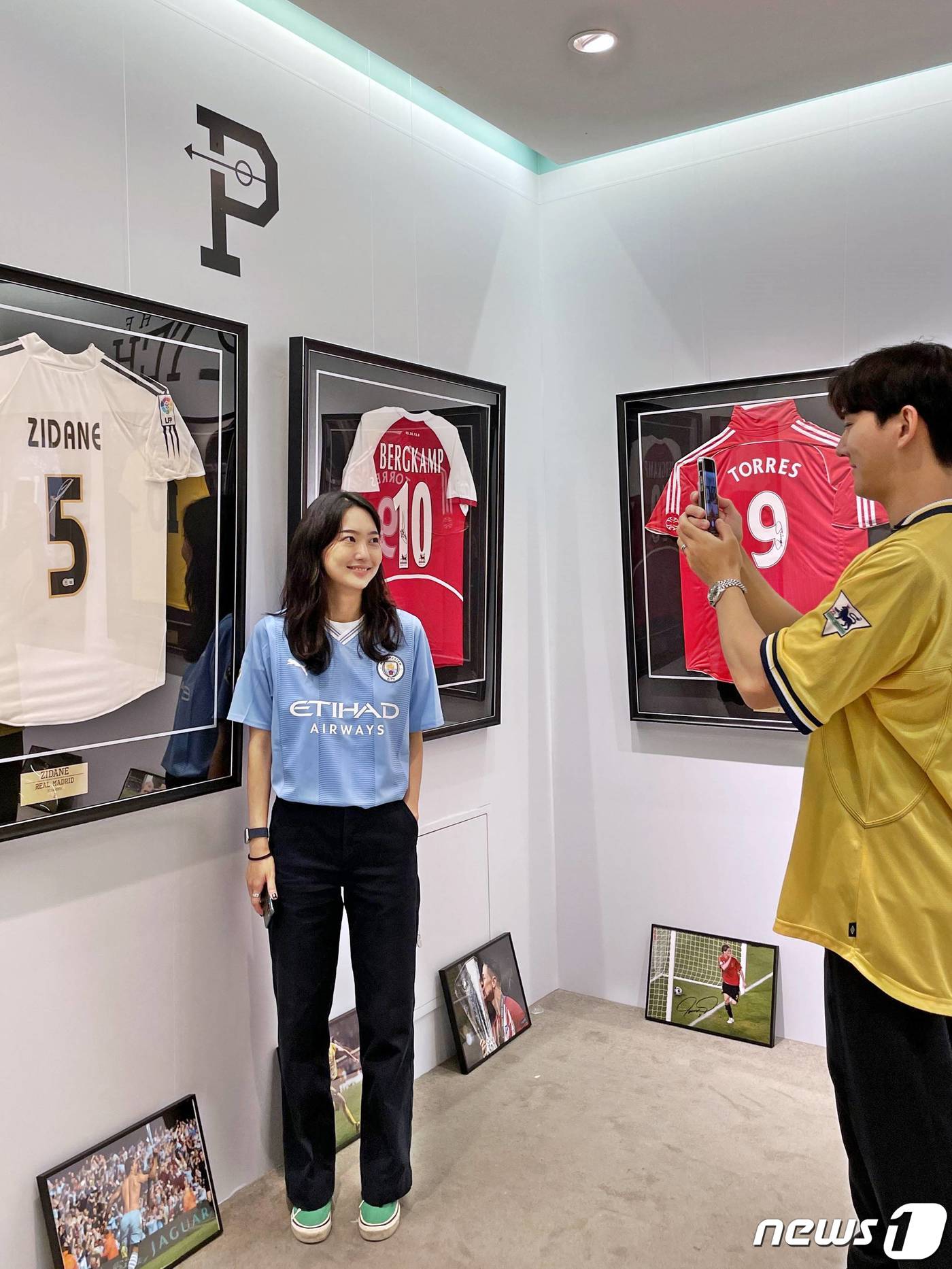 (서울=뉴스1) = 갤러리아백화점은 오는 30일까지 서울 강남구 명품관에서 축구 유니폼 전문 패션 브랜드 ‘오버더피치’ 팝업스토어를 운영한다고 19일 밝혔다.오버더피치는 한정판 풋 …