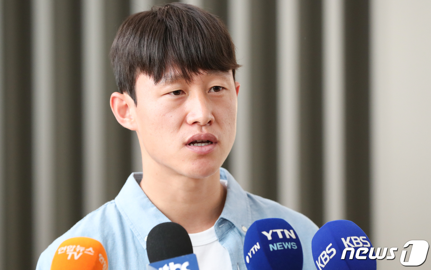 (인천공항=뉴스1) 허경 기자 = 독일 분데스리가 마인츠의 미드필더 이재성이 19일 인천국제공항을 통해 출국하기 앞서 취재진의 질의에 답하고 있다. 2023.7.19/뉴스1