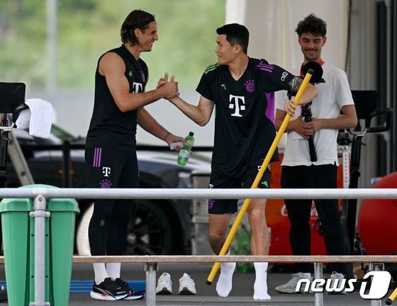 바이에른 뮌헨 얀 좀머(왼쪽) 골키퍼와 반갑게 인사하는 김민재. © AFP=뉴스1