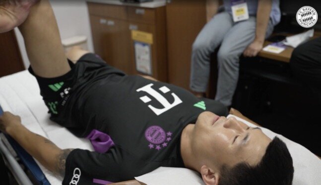 본문 이미지 - 국내에서 진행된 메디컬 테스트를 받은 김민재. (바이에른 뮌헨 구단 영상 캡처)