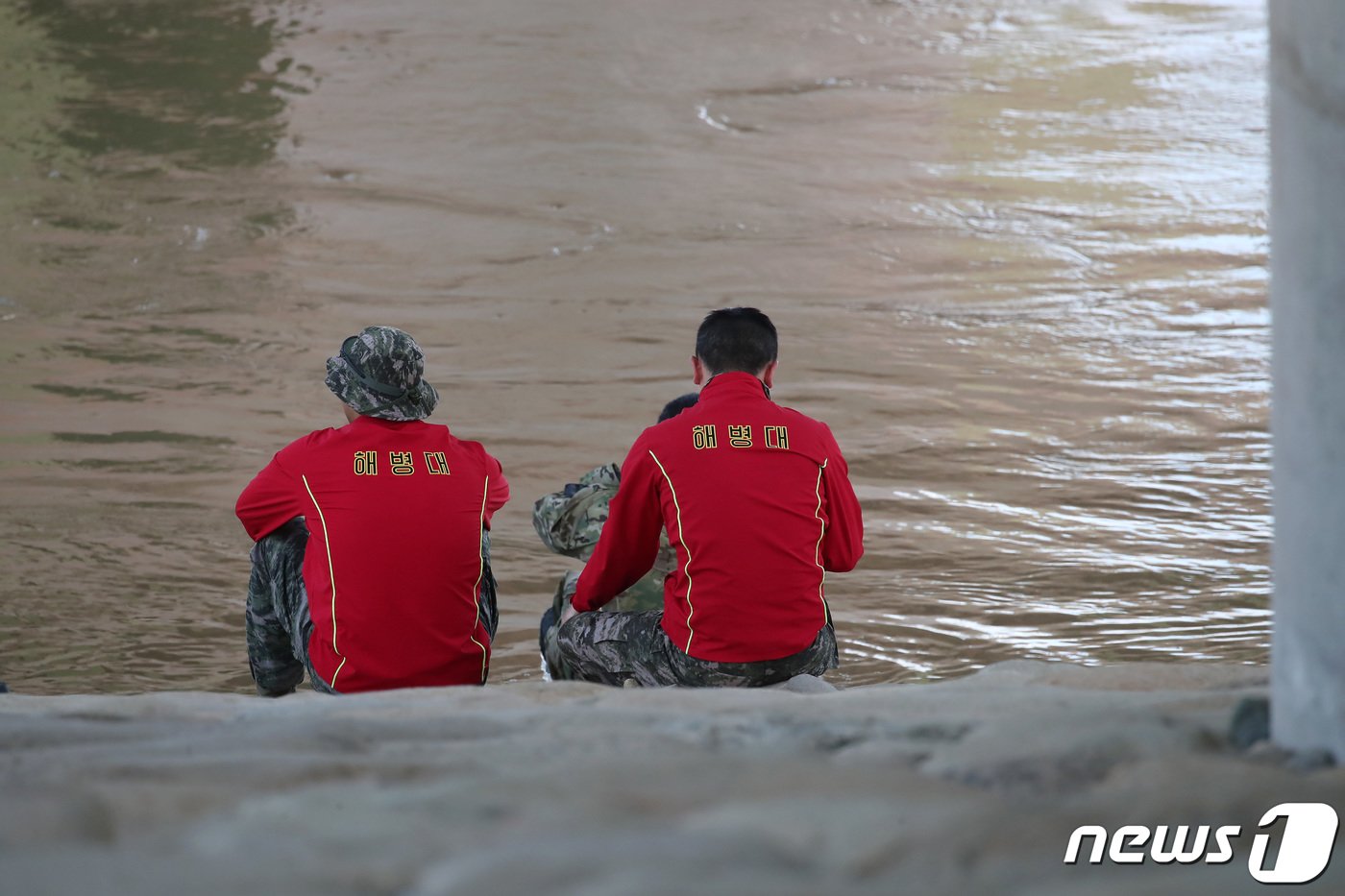 19일 오전 경북 예천군 보문면 미호리 하천에서 실종자를 수색하던 해병대원 1명이 급류에 휩쓸려 실종된 가운데 수색을 중단한 해병대원들이 낙동강 삼강교 아래서 하염없이 강물만 바라보고 있다. 2023.7.19/뉴스1 ⓒ News1 공정식 기자