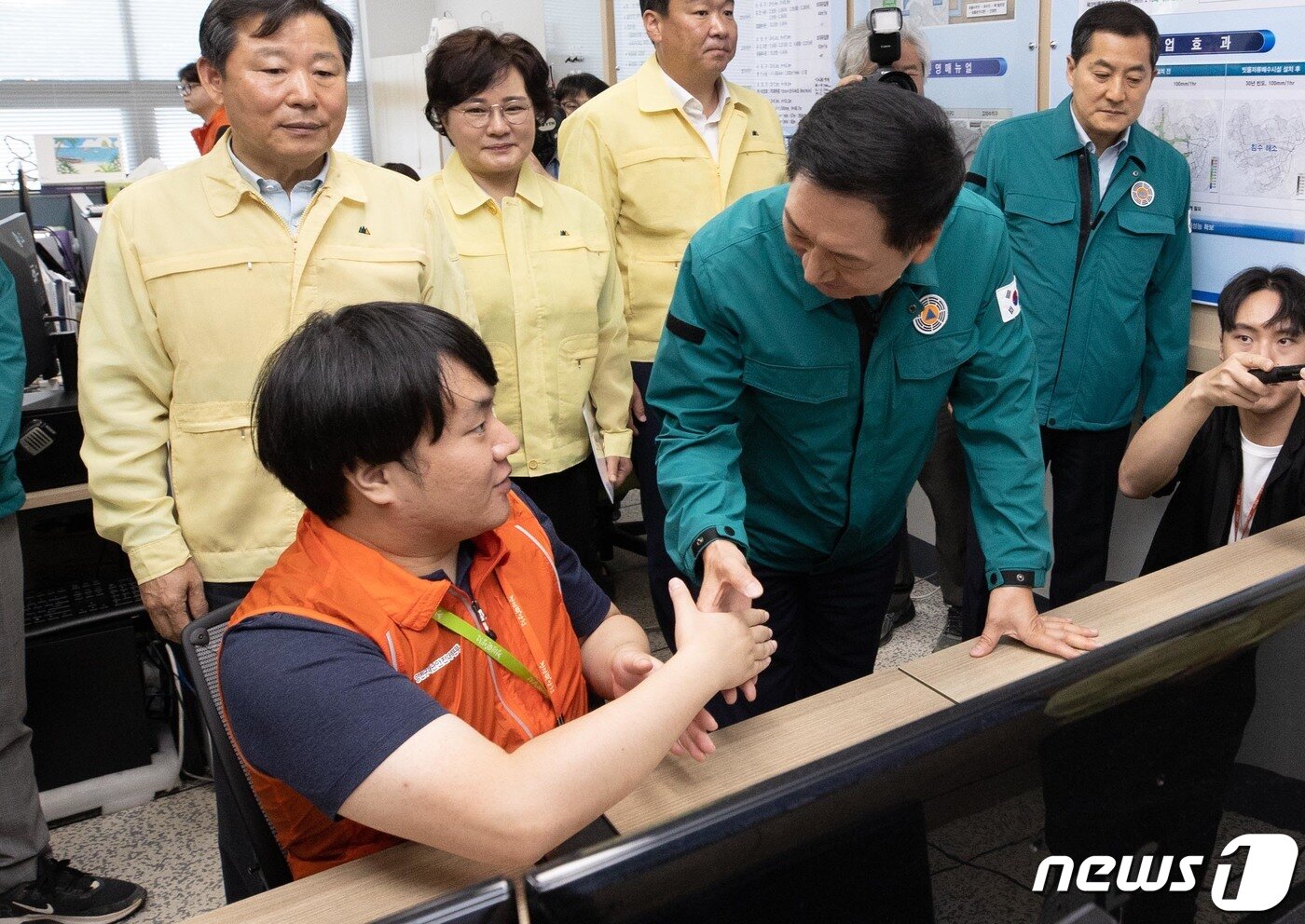 본문 이미지 - 김기현 국민의힘 대표가 19일 오전 서울 양천구 신월 빗물저류배수시설을 방문해 관계자를 격려하며 악수를 하고 있다. (공동취재) 2023.7.19/뉴스1 ⓒ News1 송원영 기자