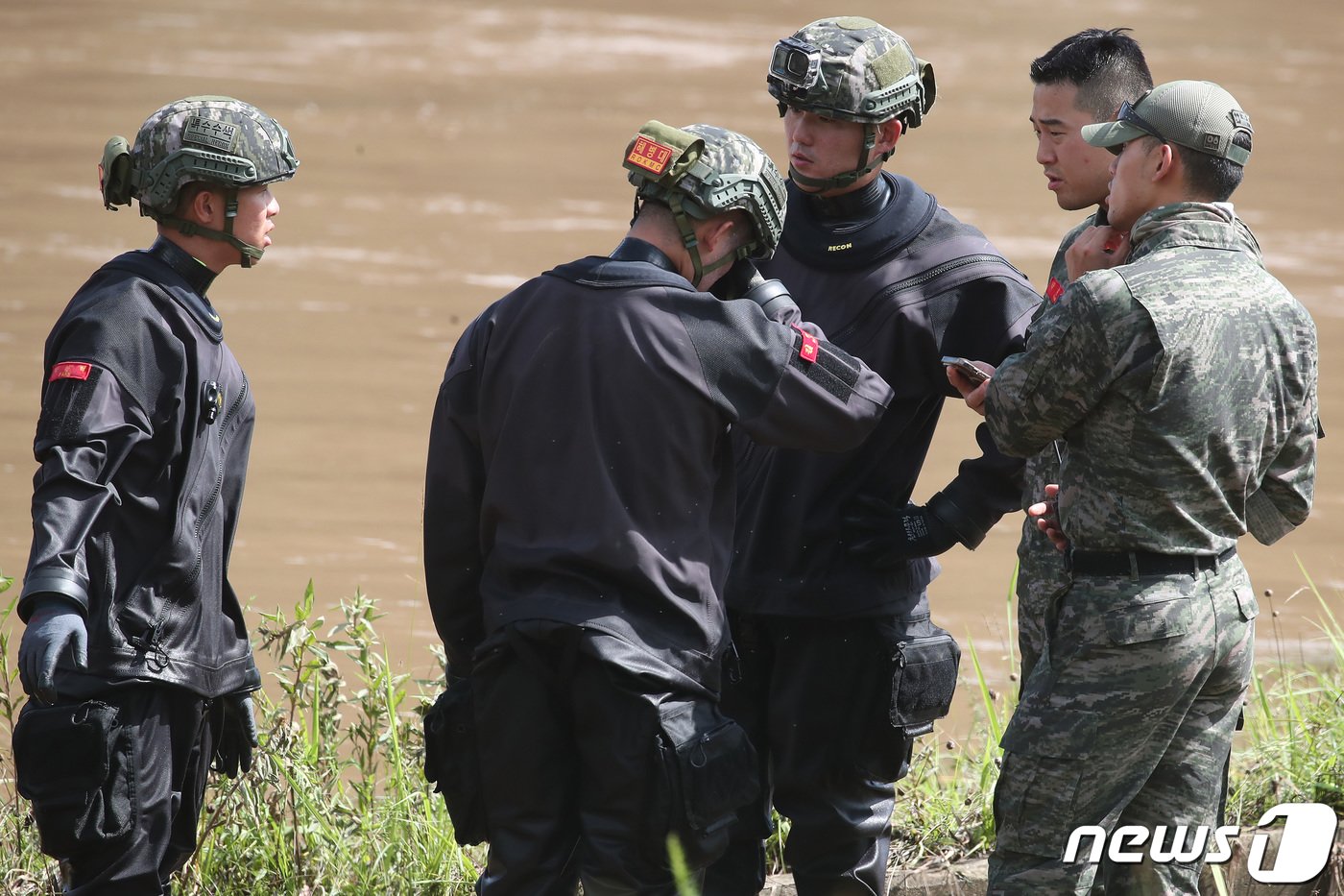 본문 이미지 - 2023년 7월 19일 오전 경북 예천군 보문면 미호리 하천에서 실종자를 수색하던 해병대원 1명이 급류에 휩쓸려 실종된 가운데 낙동강 삼강교 아래서 해병대 장병들이 대화하고 있다. 2023.7.19/뉴스1 ⓒ News1 공정식 기자