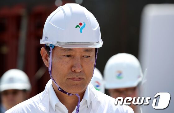 오세훈 서울시장이 19일 서울 동대문구 이문 3구역 주택재개발 정비사업 공사 현장을 찾아 부실시공 제로화를 위한 긴급 현장점검을 하고 있다. 2023.7.19/뉴스1 © News1 박지혜 기자