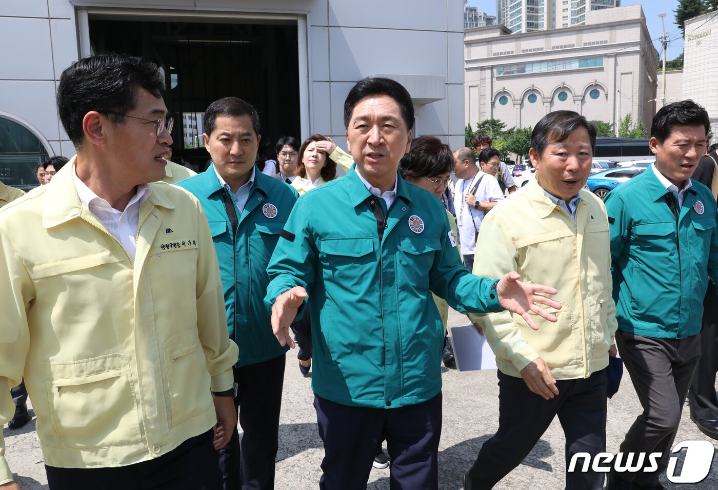본문 이미지 - 김기현 국민의힘 대표가 19일 서울 양천구 신월 빗물저류배수시설을 방문해 집중호우 대비 대심도 빗물터널 점검을 마치고 나오고 있다. 2023.7.19/뉴스1 ⓒ News1 송원영 기자