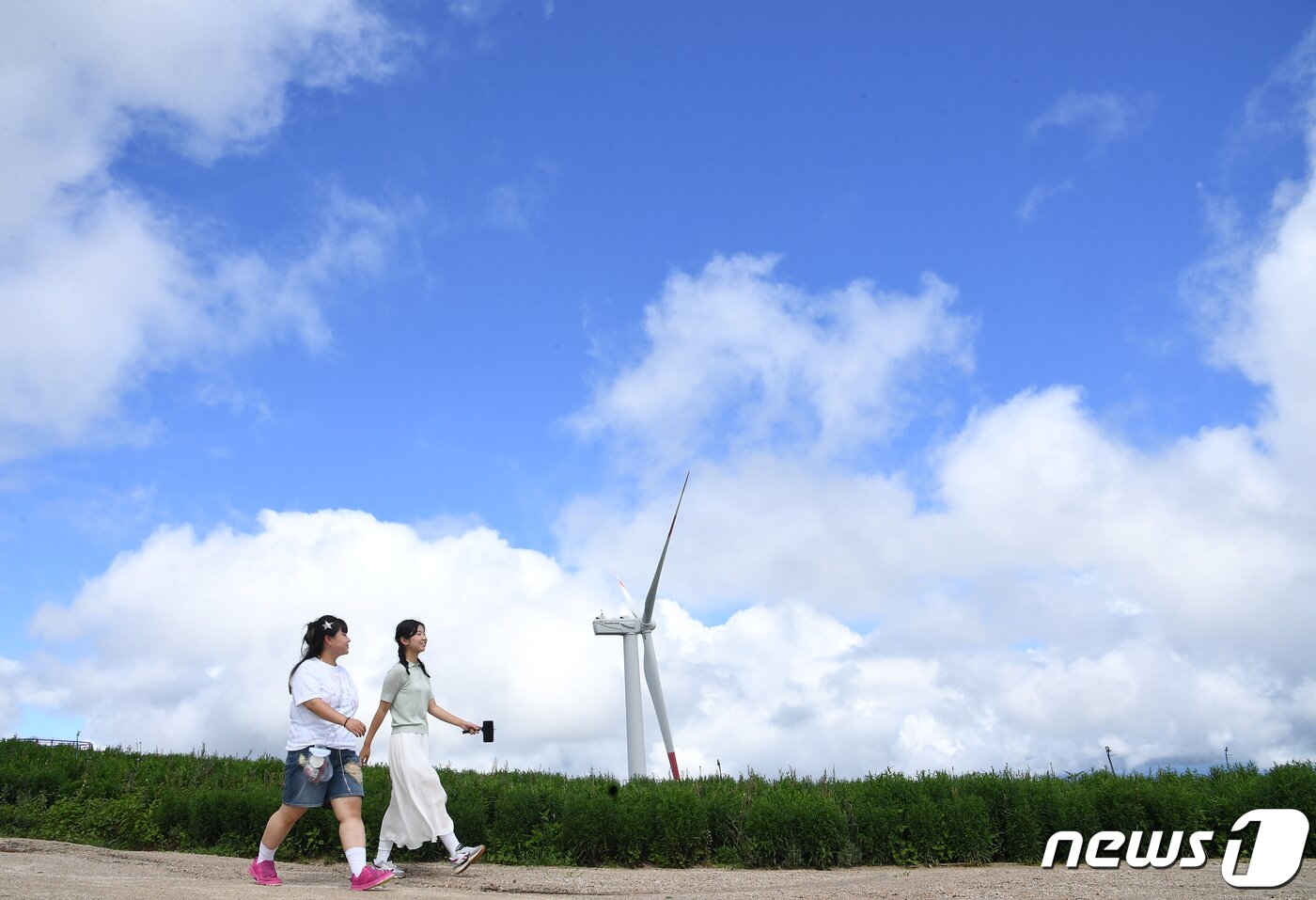 본문 이미지 - 장맛비가 소강상태를 보인 19일 오전 경남 거창군 남상면 감악산 별바람언덕 일대에 파란 하늘이 펼쳐져 있다. (거창군 제공) 2023.7.19/뉴스1