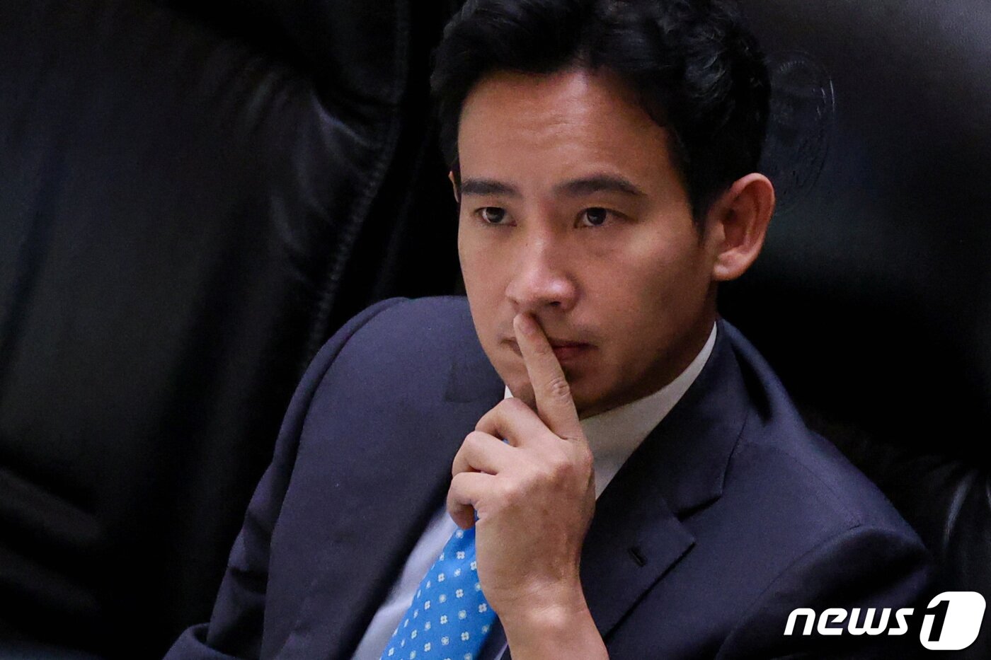 본문 이미지 - 피타 림짜른랏 태국 전진당 대표가 19일(현지시간) 총리 선출을 위한 2차 투표에 참석해 현장을 지켜보고 있다. 2023.07.19 ⓒ 로이터=뉴스1 ⓒ News1 정지윤 기자