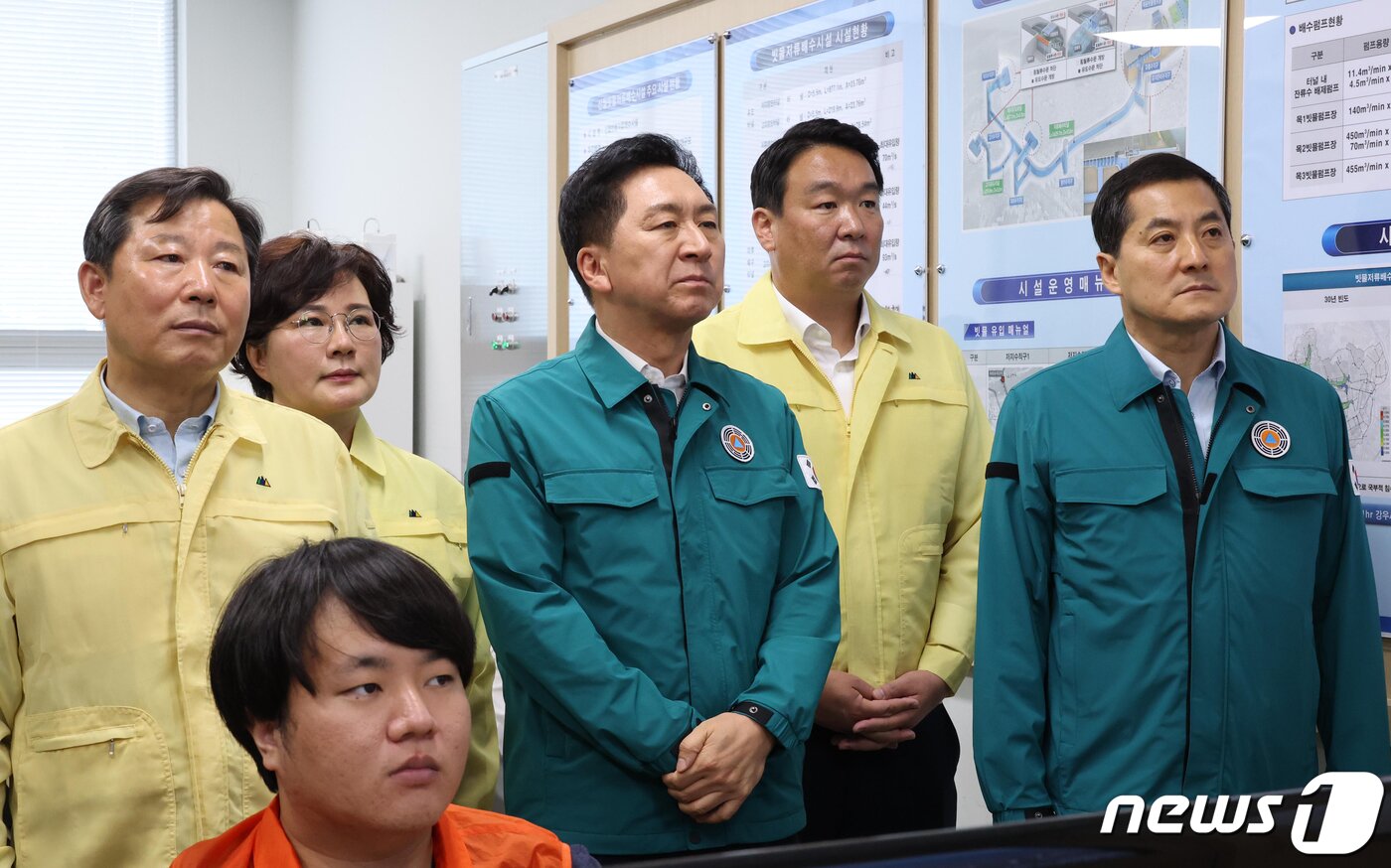 본문 이미지 - 김기현 국민의힘 대표와 박대출 정책위원장, 이철규 사무총장, 당 소속 의원들이 19일 오전 서울 양천구 신월 빗물저류배수시설을 방문해 관계자로부터 시설 현황을 보고받고 있다. (공동취재) 2023.7.19/뉴스1 ⓒ News1 송원영 기자