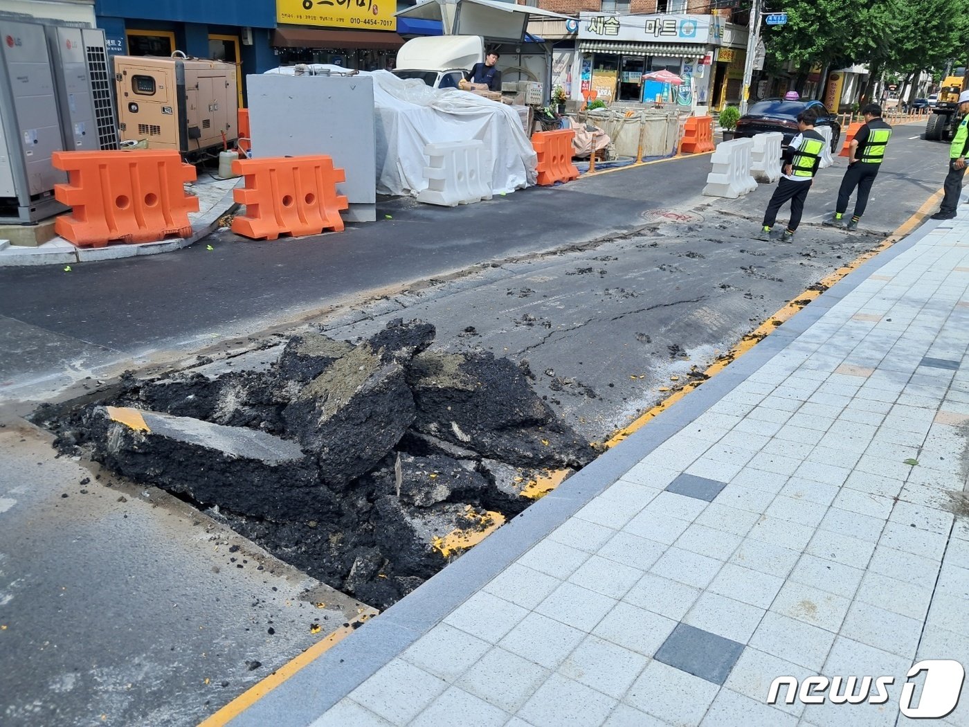 대전 중앙로 신·구지하상가 연결통로 위 도로 일부가 집중호우 여파로 침하돼 19일 보수 작업이 진행되고 있다. /뉴스1 ⓒNews1 최일 기자