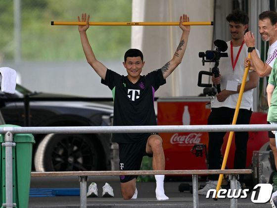 바이에른 뮌헨 훈련장에 합류해 몸을 풀고 있는 김민재. © AFP=뉴스1