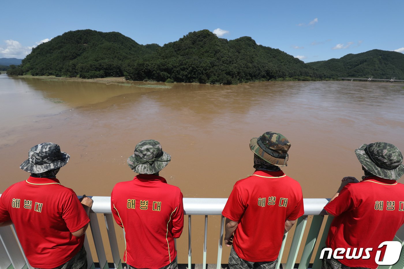 본문 이미지 - 19일 오전 경북 예천군 보문면 미호리 하천에서 실종자를 수색하던 해병대원 1명이 급류에 휩쓸려 실종된 가운데 삼강교 위에서 해병대원들이 실종된 동료를 애타게 찾고 있다. 해병대는 금천, 내성천, 낙동강이 만나는 삼강교 지점을 마지노선으로 보고 헬기를 동원해 수색하고 있다. 2023.7.19/뉴스1 ⓒ News1 공정식 기자
