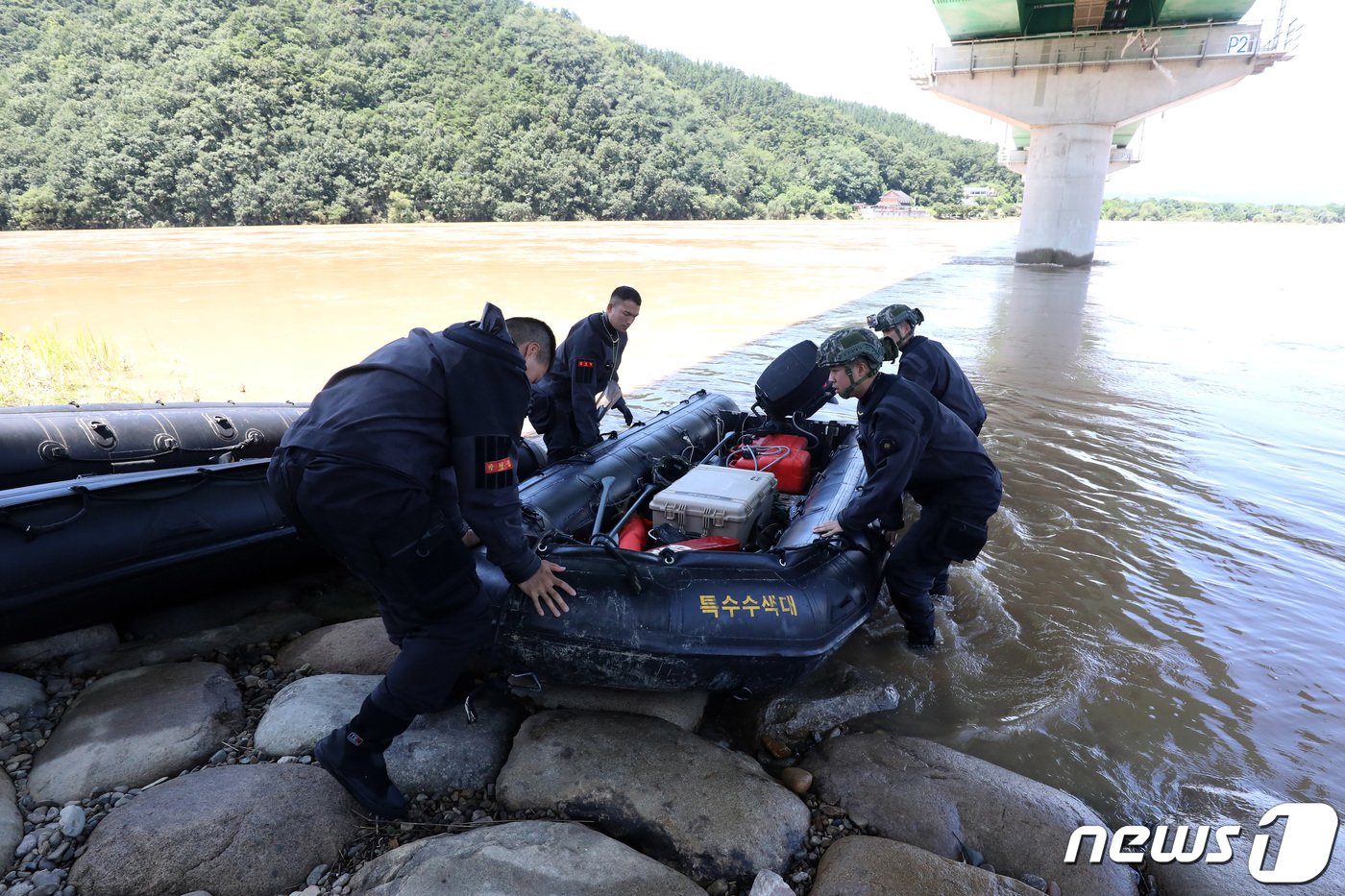 19일 오전 경북 예천군 보문면 미호리 하천에서 실종자를 수색하던 해병대원 1명이 급류에 휩쓸려 실종된 가운데 해병대는 금천, 내성천, 낙동강이 만나는 삼강교 지점을 마지노선으로 보고 수색대를 보내고 있다. 2023.7.19/뉴스1 ⓒ News1 공정식 기자