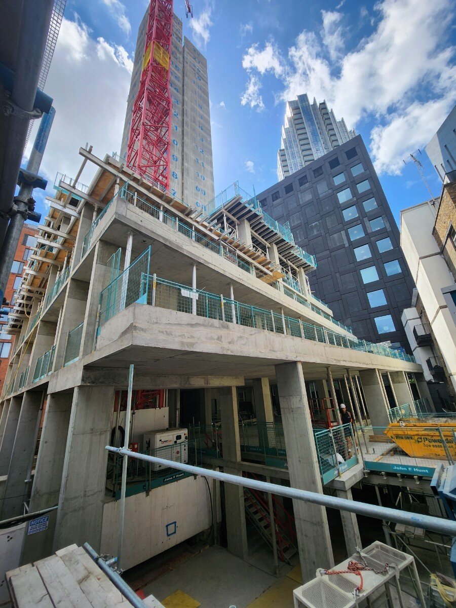 본문 이미지 - GS건설 자회사인 엘리먼츠 유럽이 영국 런던 39이스트로드(East Road)에 시공 중인 모듈러 호텔 공사 현장. 오피스 5개 층은 콘크리트 타설로 우선 작업한 뒤 17개층을 레고블록처럼 쌓아 올릴 예정이다. ⓒ News1 전준우 기자