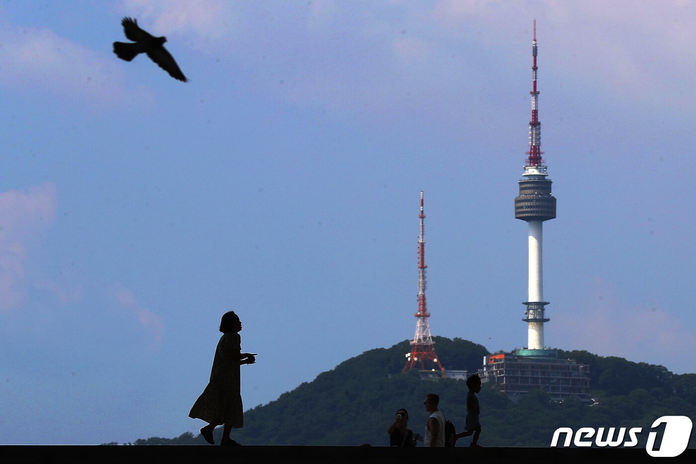 본문 이미지 - 장마전선이 남해상으로 이동하며 소강상태에 이른 19일 오후 서울 용산구 국립중앙박물관 너머로 파란 하늘이 펼쳐져 있다. 2023.7.19/뉴스1 ⓒ News1 민경석 기자