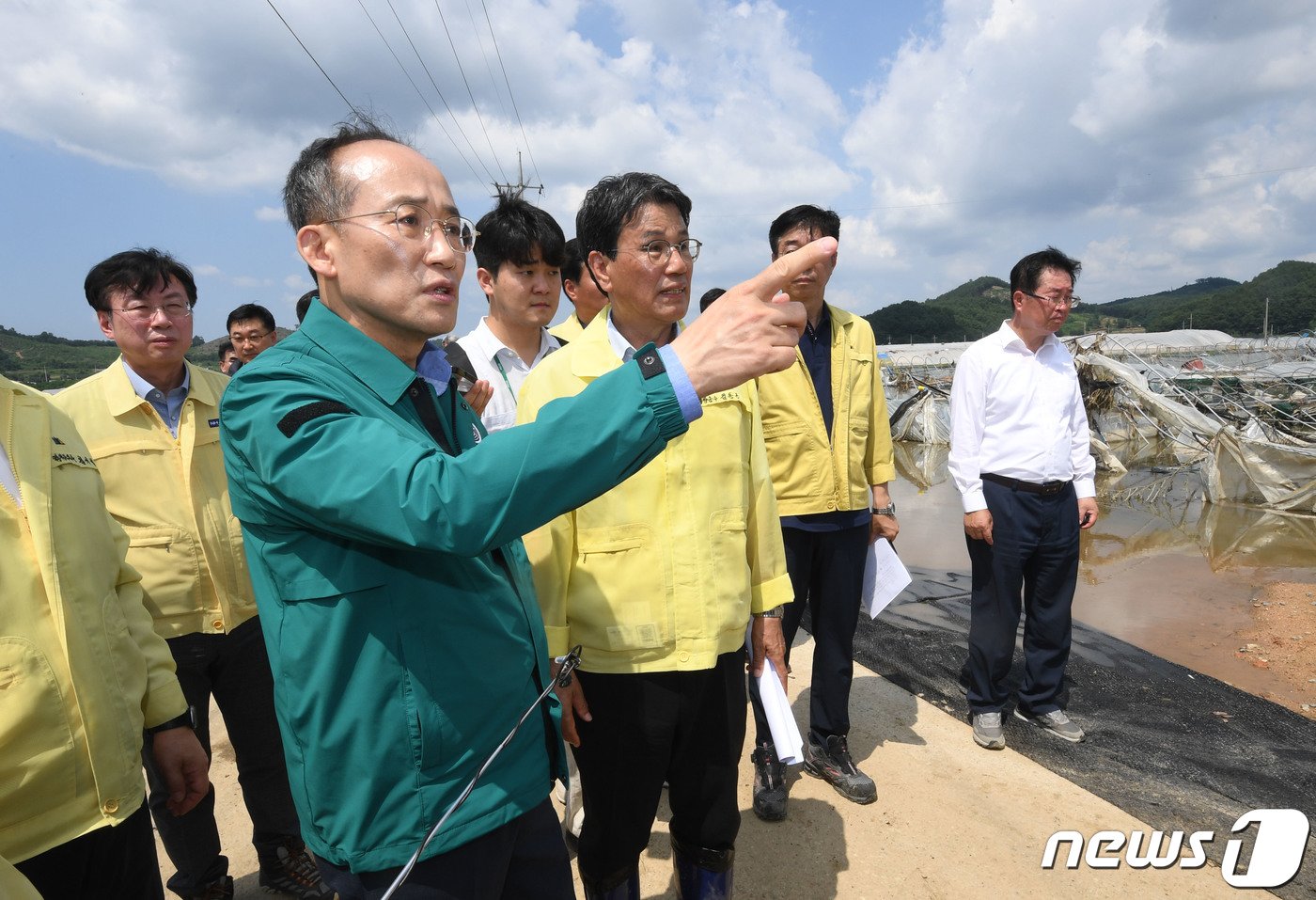 추경호 경제부총리 겸 기획재정부 장관이 19일 집중호우로 인해 피해를 입은 충남 청양군 한 과수농가를 방문, 피해 상황을 살펴보고 있다. &#40;기획재정부 제공&#41; 2023.7.19/뉴스1