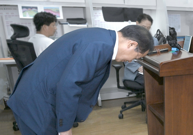 홍준표 대구시장, 허리 숙여 사과