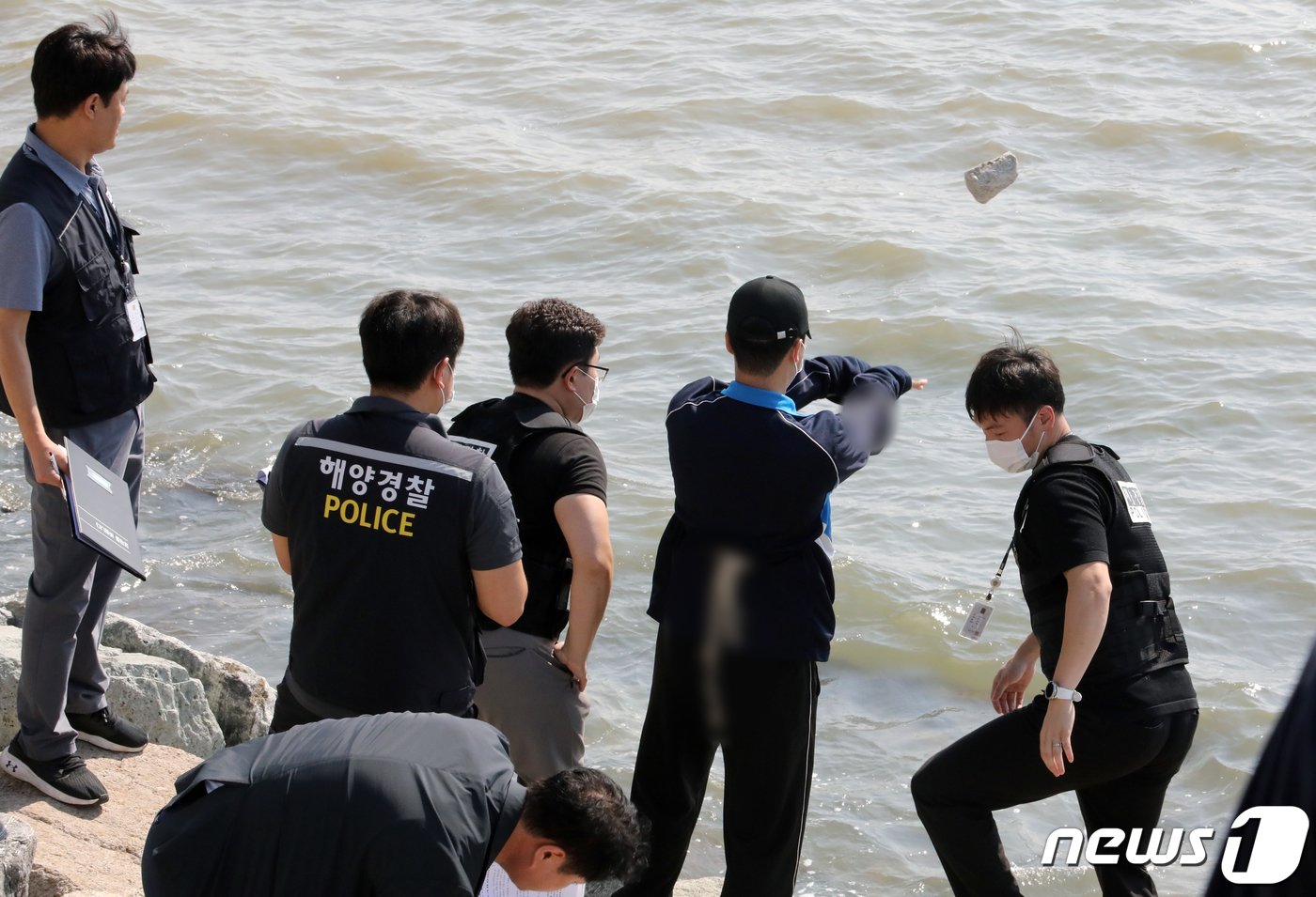 인천해양경찰서 관계자들이 인천시 중구 잠진도 무의대교 교각 아래에서 아내를 살해한 후 수난사고로 위장한 30대 남편 A씨와 현장검증을 하고 있다.  ⓒ News1 정진욱 기자