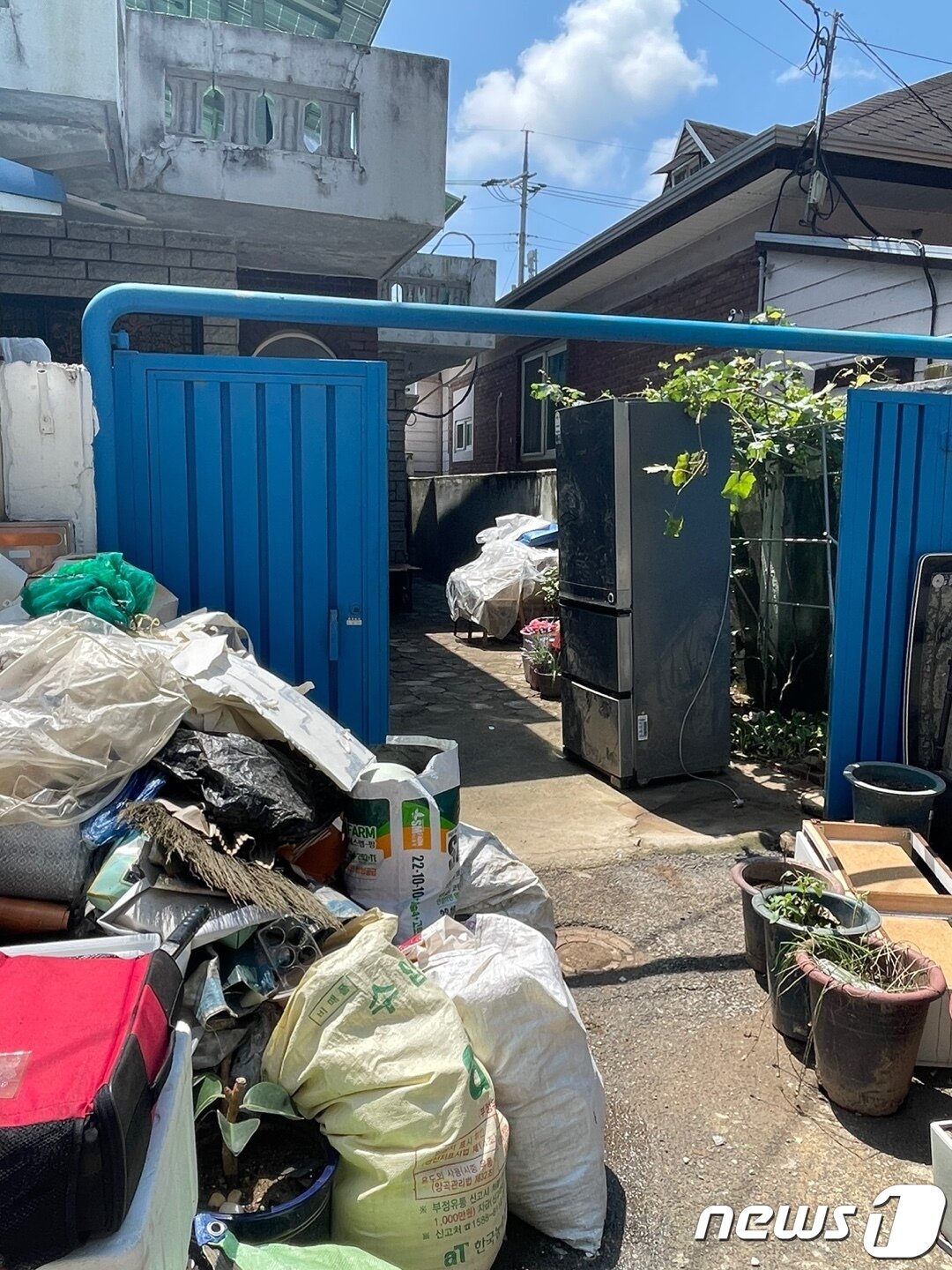 본문 이미지 - 충남 공주 옥룡동 마을 일대에 집기와 가구들이 나와 있다. 2023.7.19/뉴스1 ⓒ News1 강태우 기자 