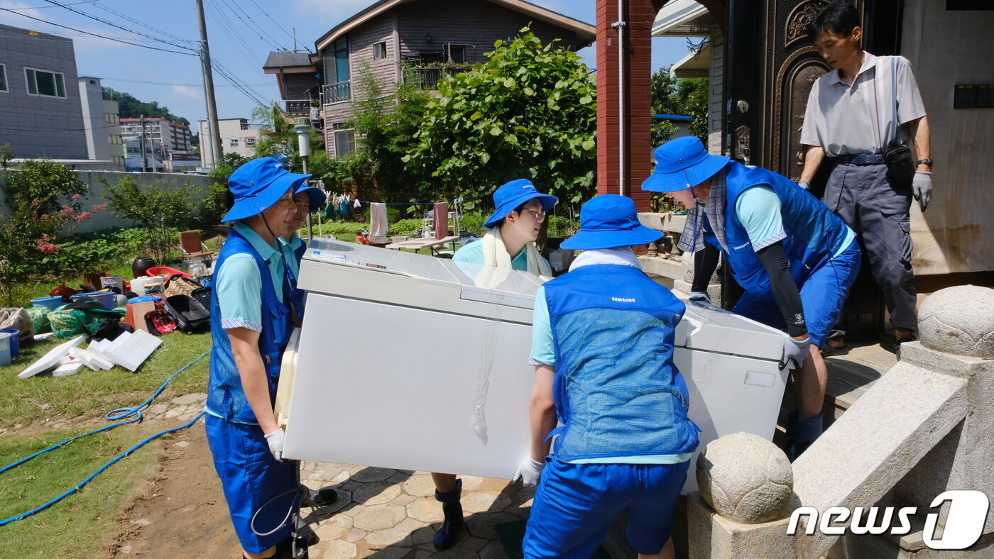 본문 이미지 - 삼성전자서비스 직원들이 수리를 마친 냉장고를 옮기는 모습. 2023.7.19/뉴스1 ⓒ News1 강태우 기자 