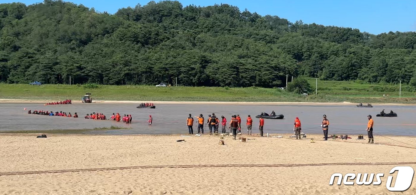 19일 오후 경북소방본부와 해병대신속기동부대 등이 경북 예천군 호명면 인근 하천에서 이날 오전 9시쯤 실종자 수색 도중 급류에 휩쓸린 해병대원을 찾기 위해 수색작업을 하고 있다.&#40;경북소방본부제공&#41;2023.7.19/뉴스1 ⓒ News1 최창호 기자