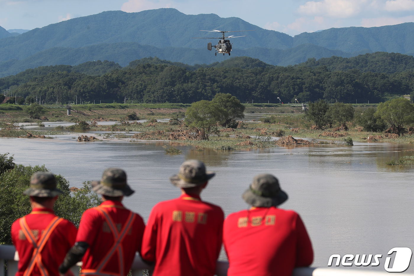(예천=뉴스1) 공정식 기자 = 19일 오전 경북 예천군 보문면 미호리 하천에서 실종자를 수색하던 해병대원 1명이 급류에 휩쓸려 실종된 가운데 삼강교 위에서 해병대원들이 실종된 동 …