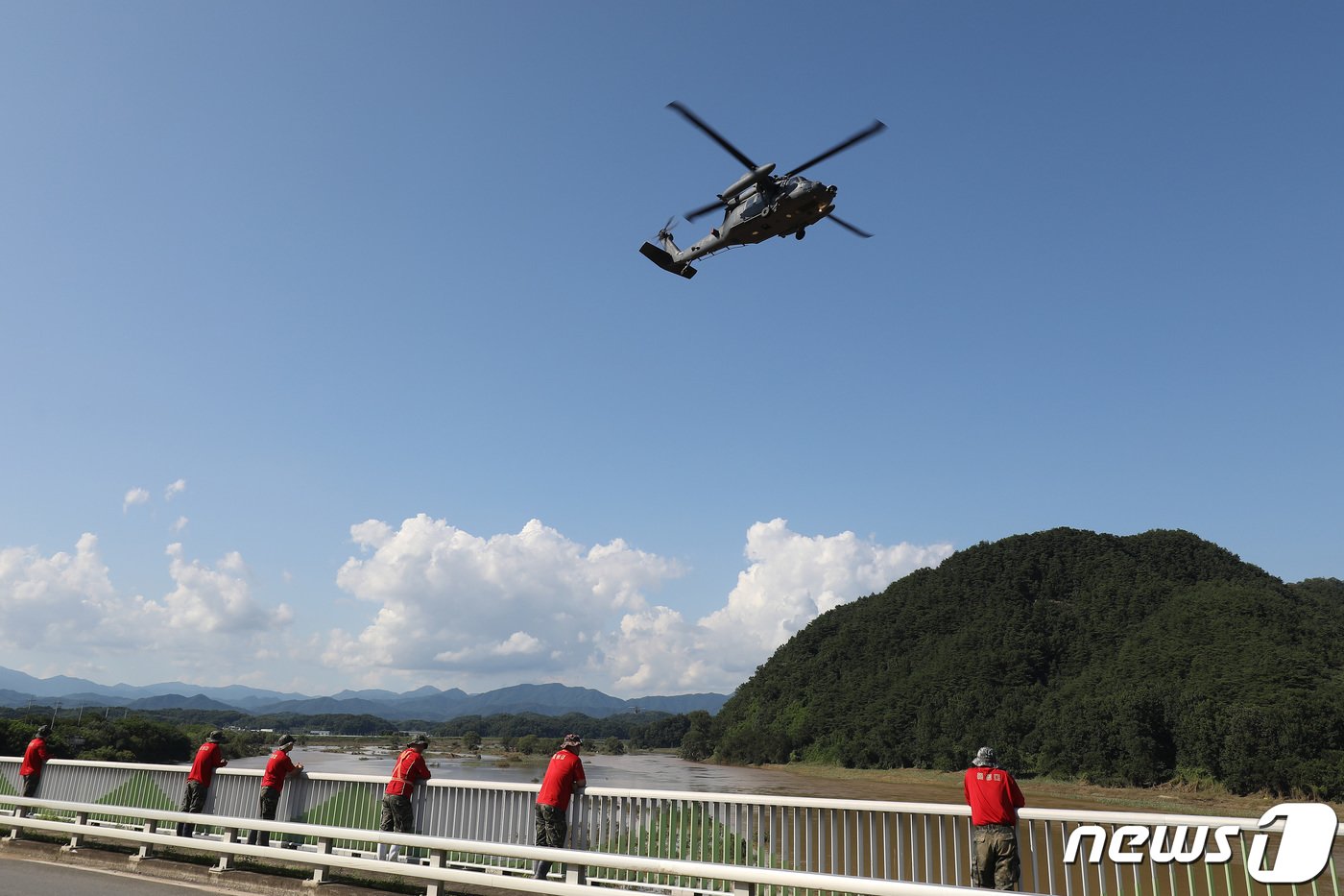본문 이미지 - 19일 오전 경북 예천군 보문면 미호리 하천에서 실종자를 수색하던 해병대원 1명이 급류에 휩쓸려 실종된 가운데 삼강교 위에서 해병대원들이 실종된 동료를 애타게 찾고 있다. 해병대는 금천, 내성천, 낙동강이 만나는 삼강교 지점을 마지노선으로 보고 헬기를 동원해 수색하고 있다. 2023.7.19/뉴스1 ⓒ News1 공정식 기자