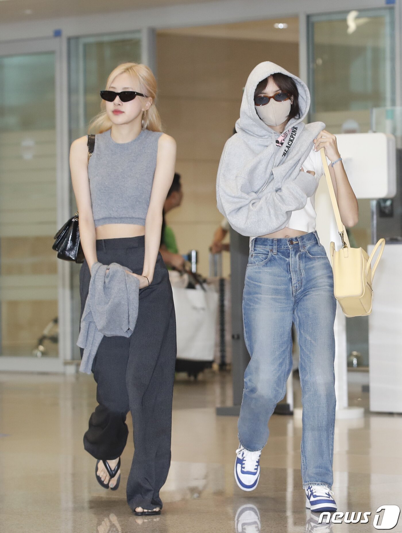 본문 이미지 - 블랙핑크(BLACKPINK) 리사와 로제가 19일 인천국제공항 2터미널을 통해 프랑스 파리에서 입국하고 있다. ⓒ News1 권현진 기자